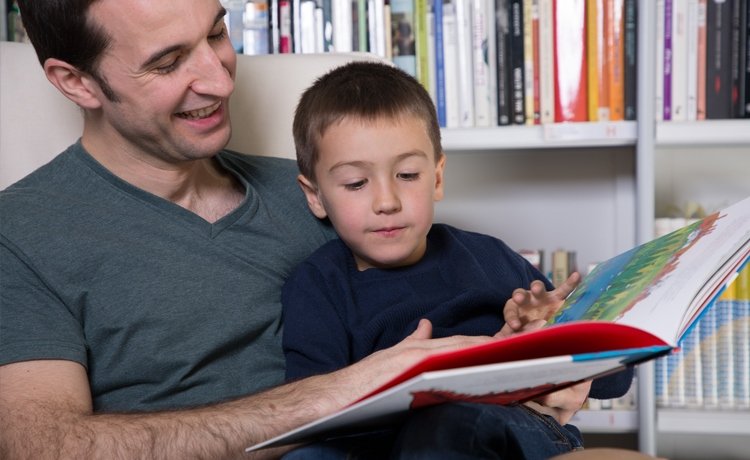 Cómo motivar a un niño a aprender a leer durante el verano