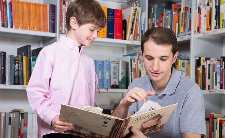 Los beneficios de usar habitualmente la biblioteca son innumerables, aunque cabe destacar uno de ellos: la lectura es la base del aprendizaje. 