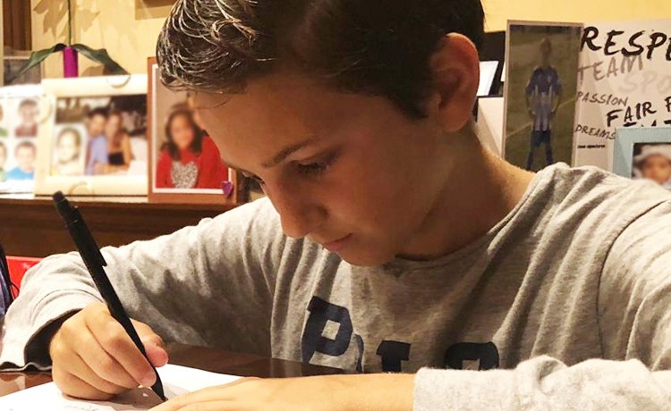 Con 10 años, Iker resuelve operaciones algebraicas de secundaria