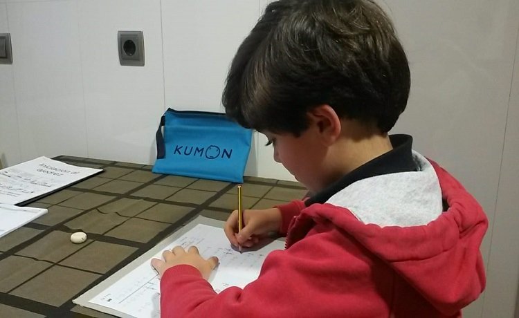 Con 6 años, Martín trabaja en Kumon contenidos de matemáticas de 5.ºde primaria. 