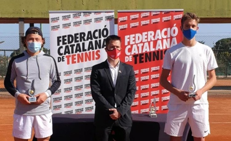 A la izquierda, Gerard durante la entrega de premios del campeonato junior de tenis de Cataluña.
