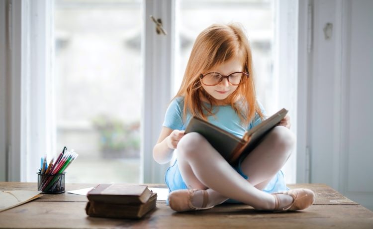 Para fomentar la lectura en tus hijos, proponles leer una colección de libros en torno a un tema que despierte su interés.